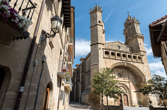 Fachada de la iglesia de San Andrés en Elciego (Rioja Alavesa, País Vasco)