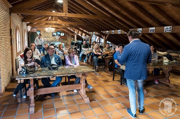 Juanje Valdelana recibe a unos visitantes en el ático de Bodegas Valdelana (Elciego, Rioja Alavesa)