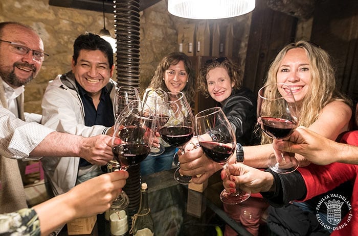 Brindando con un vino Valdelana en el bar Entre Viñas de Laguardia (Rioja Alavesa)