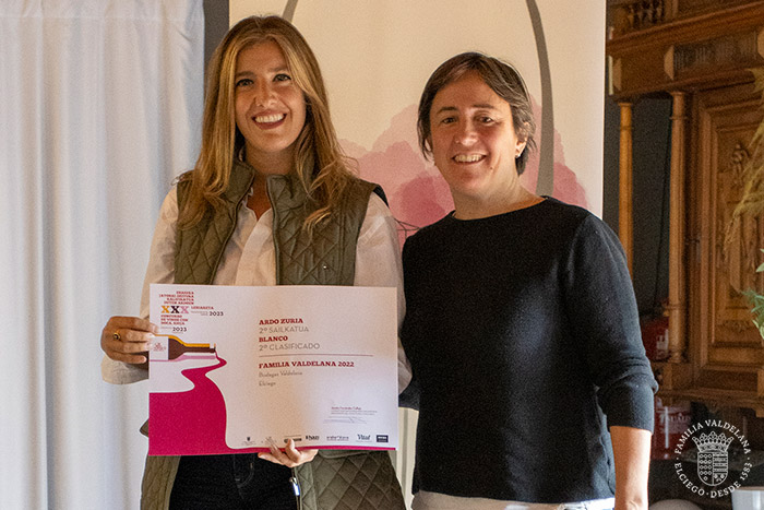 Judit Valdelana recoge el premio al segundo mejor blanco de Rioja en la Fiesta de la Vendimia de Rioja Alavesa 2023