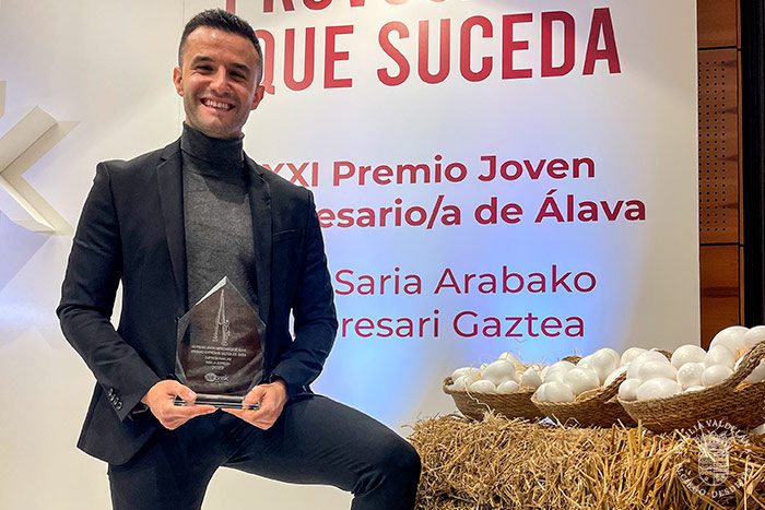 Juan y Judit Valdelana, mejores empresarios jóvenes de Álava en la categoría empresa familiar de los XXI premios Ajebask